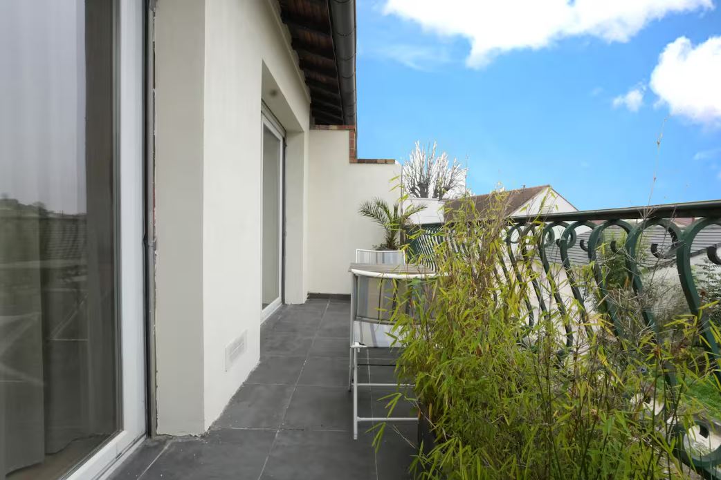 Balcon plein sud avec table et bambous