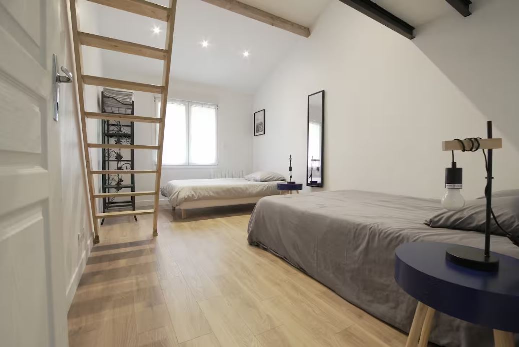 Chambre avec lit double et lit simple