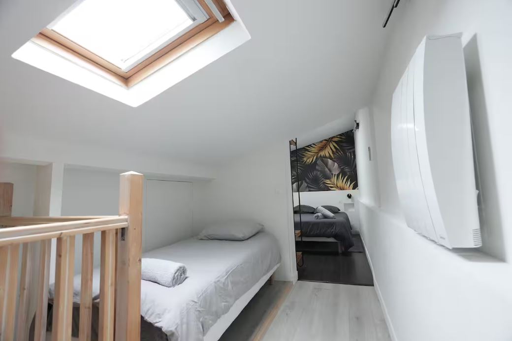 Lit simple en mezzanine sous velux