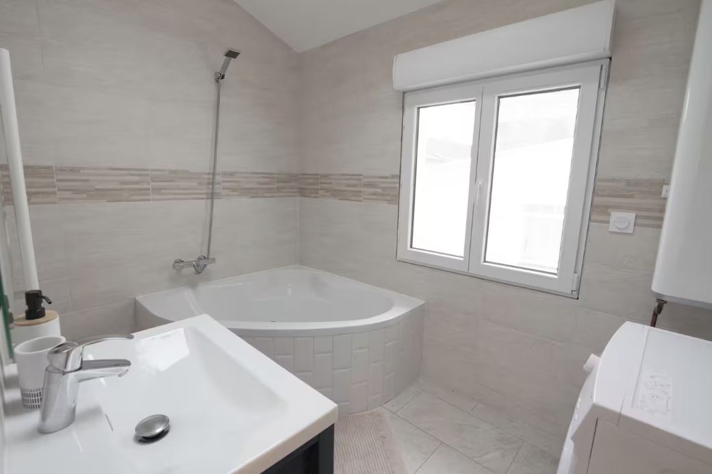 Salle de bain avec baignoire d'angle