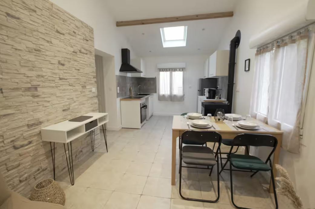 Coin repas et cuisine ouverte