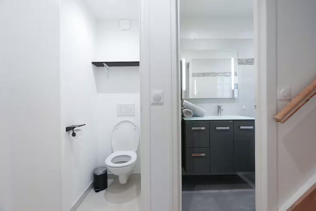 WC séparé et salle d'eau moderne