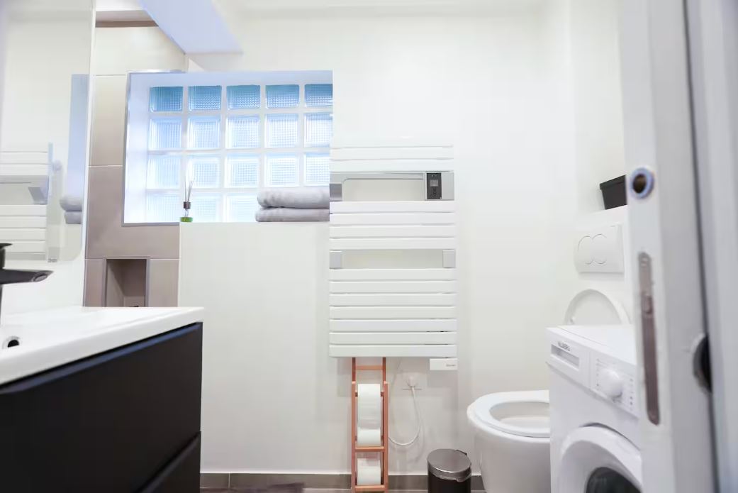 Salle d'eau avec lave-linge